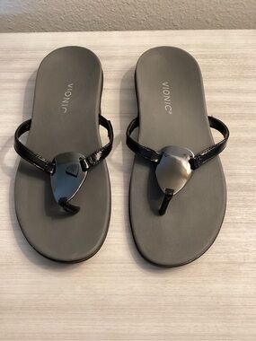 Vionic Crinkle Raysa Black Patent Crinkle Metal Leather Sandals Size US 7
